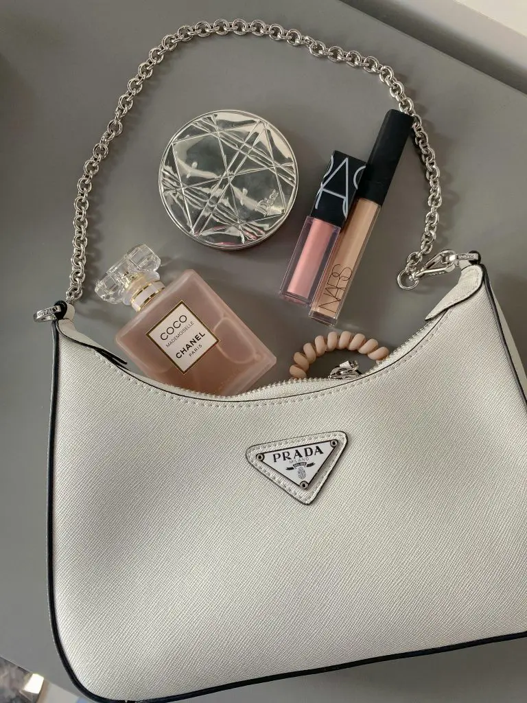 What to Keep in Your Purse: The Ultimate Girly Aesthetic Essentials List