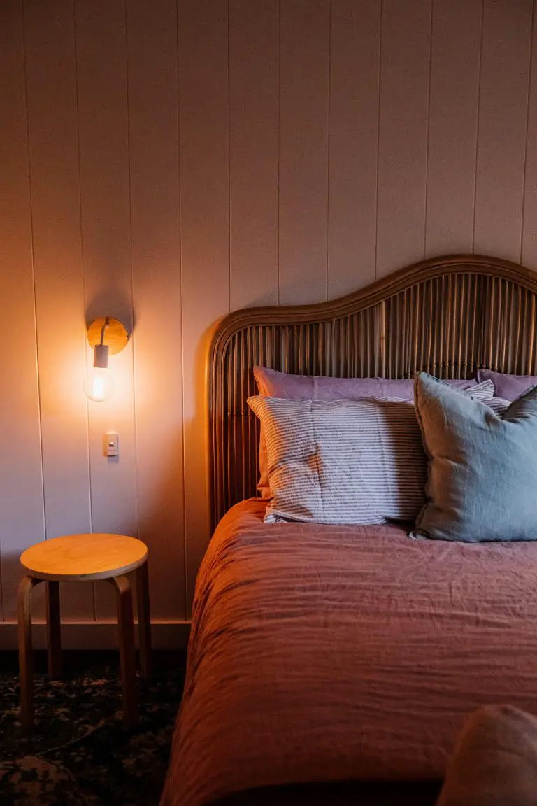 Where the Morning Lingers: Slow Starts in a Soft Bedroom